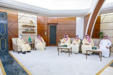 أمير الشرقية يطلع على منجزات أمانة الأحساء