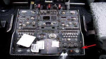 خبير طيران يوضح آلية تأمين قمرة القيادة في طائرات 737MAX بالتزامن مع التحقيقات الجارية.. صور خبير طيران يوضح آلية تأمين قمرة القيادة في طائرات 737MAX بالتزامن مع التحقيقات الجارية.. صور