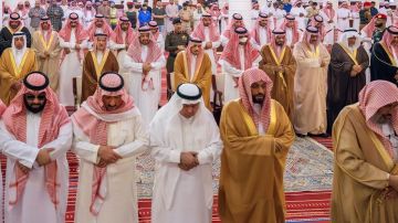 أمير الرياض يؤدي صلاة الميت على مشاعل بنت سعود بن محمد.. صور أمير الرياض يؤدي صلاة الميت على مشاعل بنت سعود بن محمد.. صور