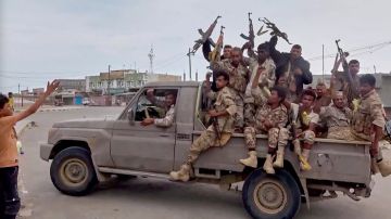 الجيش اليمني: الحوثيون يشنون هجوما صاروخيا على مطار عدن وقصر المعاشيق الجيش اليمني: الحوثيون يشنون هجوما صاروخيا على مطار عدن وقصر المعاشيق
