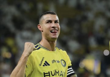 بدأ العد التنازلي.. رونالدو يقترب من الـ1000 هدف ويقود النصر نحو إنجاز الـ100 مباراة بدأ العد التنازلي.. رونالدو يقترب من الـ1000 هدف ويقود النصر نحو إنجاز الـ100 مباراة