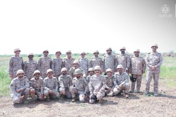 رئيس هيئة الأركان العامة يزور الوحدات العسكرية المرابطة في الحد الجنوبي رئيس هيئة الأركان العامة يزور الوحدات العسكرية المرابطة في الحد الجنوبي