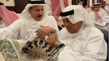 ما لقيت إلا ذي الأيام؟.. سرعة بديهة محمد عبده تحرج هدية الفريان الإيرانية..فيديو ما لقيت إلا ذي الأيام؟.. سرعة بديهة محمد عبده تحرج هدية الفريان الإيرانية..فيديو