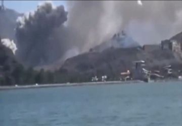 ذعر وشظايا تتطاير فوق رؤوس المدنيين في عدن جراء هجوم قصر المعاشيق ذعر وشظايا تتطاير فوق رؤوس المدنيين في عدن جراء هجوم قصر المعاشيق