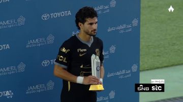 عوار يتسلم جائزة رجل مباراة الاتحاد وأبها بملامح غاضبة ..فيديو