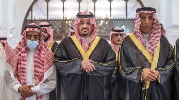 نائب أمير الرياض يؤدي صلاة الميت على عبدالرحمن المقيرن..صور نائب أمير الرياض يؤدي صلاة الميت على عبدالرحمن المقيرن..صور