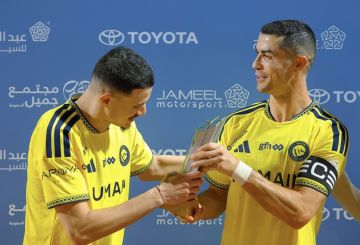تصرف رائع.. الأسطورة رونالدو يتنازل عن جائزته لزميله الحمدان (فيديو) تصرف رائع.. الأسطورة رونالدو يتنازل عن جائزته لزميله الحمدان (فيديو)