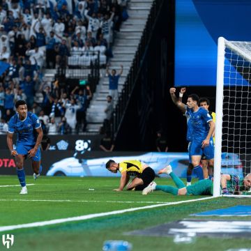 الهلال يحسم الكلاسيكو بثلاثية أمام الاتحاد ويخطف الصدارة من القادسية الهلال يحسم الكلاسيكو بثلاثية أمام الاتحاد ويخطف الصدارة من القادسية