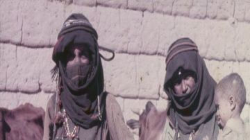 لقطة توثيقية لنساء وأطفالهن في محافظة طريب بعسير عام 1951م لقطة توثيقية لنساء وأطفالهن في محافظة طريب بعسير عام 1951م