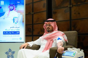 أمير المدينة يشارك في حملة التبرع بالدم أمير المدينة يشارك في حملة التبرع بالدم
