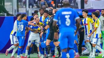 الاتحاد الآسيوي يعاقب ثنائي الهلال والغرافة بعد واقعة الطرد الاتحاد الآسيوي يعاقب ثنائي الهلال والغرافة بعد واقعة الطرد
