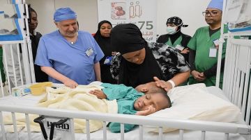بدء عملية فصل التوأم الملتصق التنزاني لايتيينس ولوفنس في الرياض.. صور بدء عملية فصل التوأم الملتصق التنزاني لايتيينس ولوفنس في الرياض.. صور