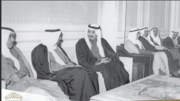 لقطة تاريخية توثق استقبال الملك سلمان لولي عهد عجمان ونائب حاكم أم القيوين عام 1970 لقطة تاريخية توثق استقبال الملك سلمان لولي عهد عجمان ونائب حاكم أم القيوين عام 1970