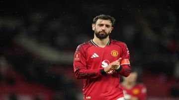 3 ملثمين يقتحمون منزل نجم مانشستر يونايتد