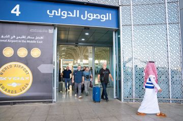 وصول أولى وفود الدفعة الرابعة لضيوف خادم الحرمين إلى المدينة وصول أولى وفود الدفعة الرابعة لضيوف خادم الحرمين إلى المدينة