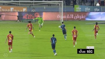 مارتينيلي يسقط مصاباً خلال مواجهة القادسية