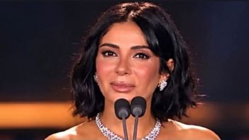 منى زكي تبكي خلال تكريمها في مهرجان الجونة منى زكي تبكي خلال تكريمها في مهرجان الجونة