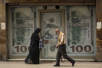 الجنيه المصري يتراجع دون مستوى 55 مقابل الدولار الجنيه المصري يتراجع دون مستوى 55 مقابل الدولار