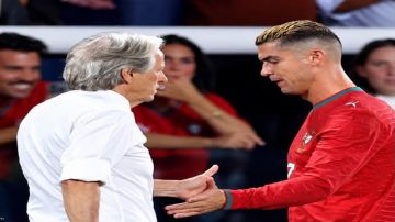 جيسوس يوافق على إنهاء خلافه مع رونالدو.. والاتحاد البرتغالي يتدخل لمنع النهاية الصادمة جيسوس يوافق على إنهاء خلافه مع رونالدو.. والاتحاد البرتغالي يتدخل لمنع النهاية الصادمة