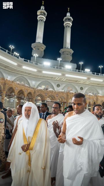 رئيس وزراء الصومال يؤدي مناسك العمرة رئيس وزراء الصومال يؤدي مناسك العمرة