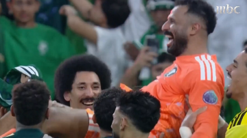 العويس على الأعناق.. لاعبو الأخضر يحتفلون ببلوغ نهائي خليجي 27..فيديو