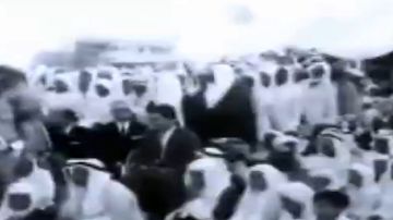 مشاهد تاريخية وثقها الزمان للملك سعود يرعى العرض العسكري للجيش عام 1380هـ.. فيديو مشاهد تاريخية وثقها الزمان للملك سعود يرعى العرض العسكري للجيش عام 1380هـ.. فيديو