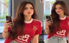 ياسمين عز تخطف الأنظار بتشجيع الأهلي أمام الزمالك مرتدية قميص المارد الأحمر.. فيديو وصور