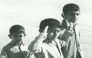 تحية عسكرية عفوية من الزمن الجميل.. لقطة نادرة للقدير ناصر القصبي في طفولته بالدمام!