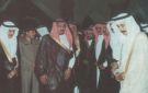 صورة تاريخية للملك سلمان خلال افتتاحه جامع الملك فهد
