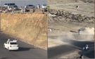 استعراض طائش يقلب المتعة إلى مأساة.. حادث مروع لأربعة أصدقاء أثناء القيادة للخلف بسرعة في باكستان.. فيديو