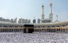 ضيوف الرحمن ينعمون بالأمن والسكينة في رحاب المسجد الحرام 