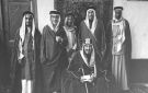 لقطة تاريخية تجمع الملك عبدالعزيز بعدد من رجاله ومستشاريه عام 1942م .. صورة