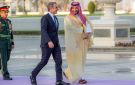 ولي العهد يبحث مع رئيس وزراء اليونان تعزيز التعاون والتطورات الإقليمية