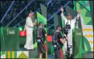 الأسطورة يوسف الثنيان يضع كأس الخليج استعدادا لرفعه من قبل الأبطال.. فيديو