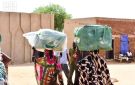  الملك سلمان للإغاثة يوزع (2.000) حقيبة إيوائية في السودان