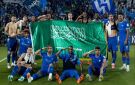 لاعبو الهلال يحتفلون بالعلم السعودي بعد الفوز على السد