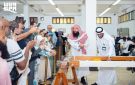 ضيوف خادم الحرمين للعمرة يطلعون على مراحل صناعة كسوة الكعبة