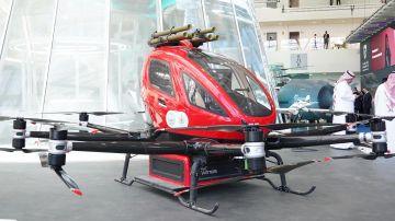 الدفاع المدني يستعرض طائرة مكافحة الحرائق بمعرض الدفاع العالمي 2026