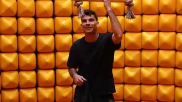 رامز جلال يمازح زيزو بعد تحطيم الشاشات: ستدفع ثمن كل شيء كسرته .. فيديو