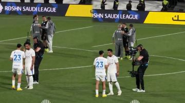 إنزاغي يحتضن حمدالله عقب صافرة النهاية.. فيديو