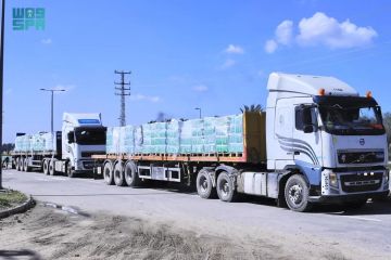 وصول قافلة مساعدات إنسانية جديدة مقدمة من مركز الملك سلمان للإغاثة إلى قطاع غزة وصول قافلة مساعدات إنسانية جديدة مقدمة من مركز الملك سلمان للإغاثة إلى قطاع غزة
