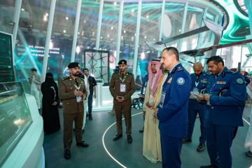 قائد القوات الجوية الملكية السعودية يزور جناح وزارة الداخلية في معرض الدفاع العالمي 2026
