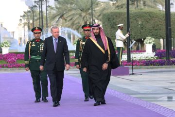 مباحثات بين ولي العهد السعودي والرئيس التركي وسط مراسم استقبال رسمية بالرياض