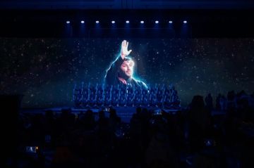 عرض مسرحي عالمي يستلهم تقدير ولي العهد في حفل جائزة الإعلام