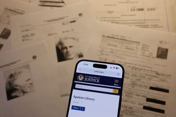 قطعة من ستار الكعبة وشخصية عربية بصحبة إبستين تفتح باب التساؤلات (صور) قطعة من ستار الكعبة وشخصية عربية بصحبة إبستين تفتح باب التساؤلات (صور)