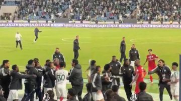 لحظة اشتباك مهاجم ضمك مع دكة بدلاء الأهلي .. فيديو لحظة اشتباك مهاجم ضمك مع دكة بدلاء الأهلي .. فيديو