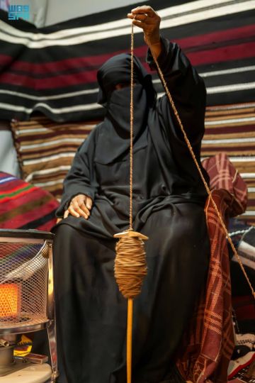 حرفة السدو تبرز حضورها التراثي في مهرجان التمور بدومة الجندل حرفة السدو تبرز حضورها التراثي في مهرجان التمور بدومة الجندل