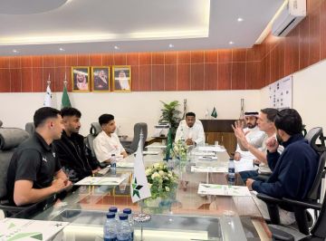 الجهاز الفني المساعد للأخضر يزور ناديي التعاون والنجمة