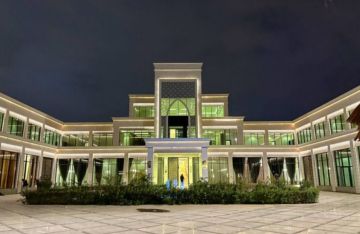 السعودية.. النيران تلتهم قصر باور (فيديو)