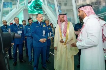 سمو قائد القوات الجوية يزور جناح وزارة الداخلية في معرض الدفاع العالمي 2026